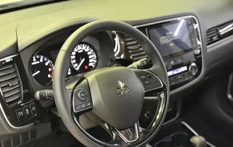 Mitsubishi Outlander III рестайлинг 3, 2021 год, 1 980 143 рублей, 8 фотография