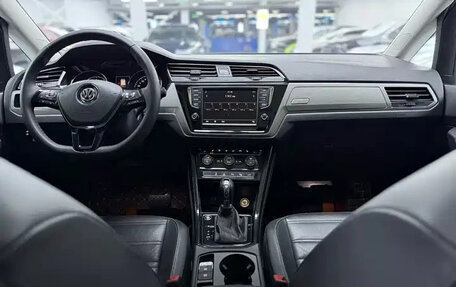 Volkswagen Touran III, 2018 год, 1 460 000 рублей, 7 фотография