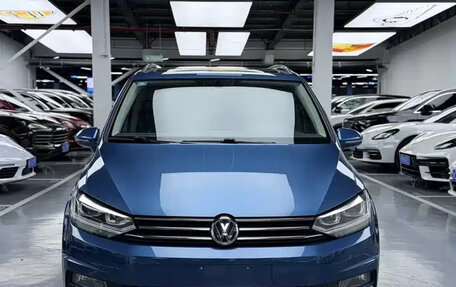 Volkswagen Touran III, 2018 год, 1 460 000 рублей, 2 фотография