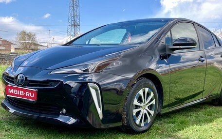 Toyota Prius IV XW50, 2021 год, 2 100 000 рублей, 1 фотография