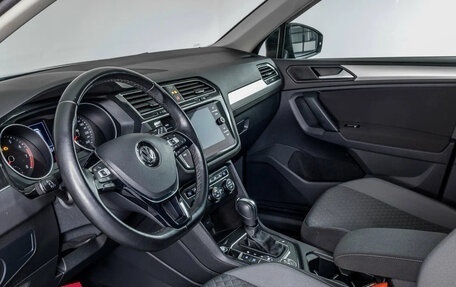 Volkswagen Tiguan II, 2020 год, 2 400 000 рублей, 1 фотография