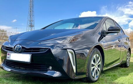 Toyota Prius IV XW50, 2021 год, 2 100 000 рублей, 2 фотография