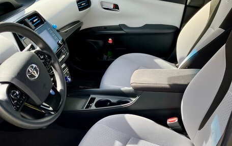 Toyota Prius IV XW50, 2021 год, 2 100 000 рублей, 10 фотография