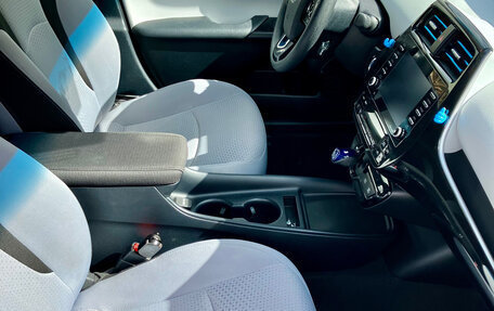 Toyota Prius IV XW50, 2021 год, 2 100 000 рублей, 8 фотография