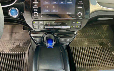 Toyota Prius IV XW50, 2021 год, 2 100 000 рублей, 16 фотография