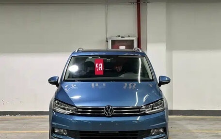 Volkswagen Touran III, 2022 год, 1 424 555 рублей, 2 фотография