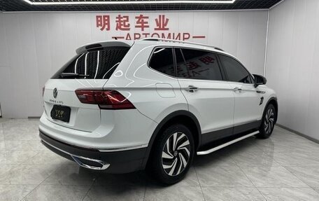 Volkswagen Tiguan II, 2022 год, 2 200 000 рублей, 3 фотография