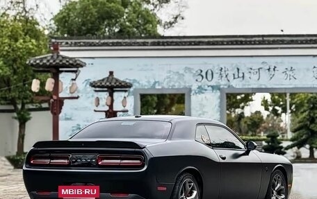 Dodge Challenger III рестайлинг 2, 2017 год, 9 600 000 рублей, 4 фотография