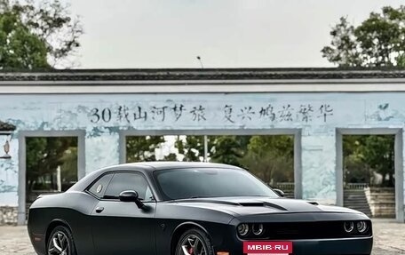 Dodge Challenger III рестайлинг 2, 2017 год, 9 600 000 рублей, 3 фотография