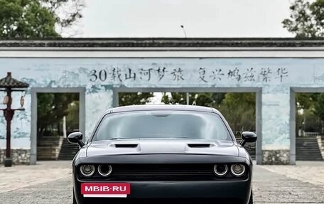 Dodge Challenger III рестайлинг 2, 2017 год, 9 600 000 рублей, 2 фотография