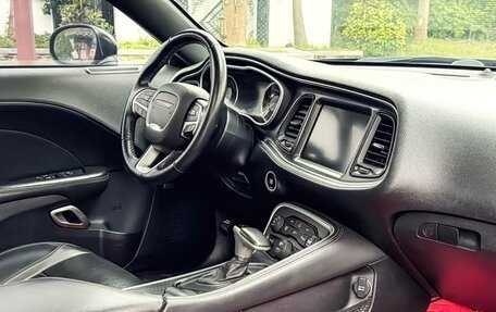 Dodge Challenger III рестайлинг 2, 2017 год, 9 600 000 рублей, 8 фотография