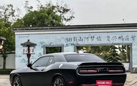 Dodge Challenger III рестайлинг 2, 2017 год, 9 600 000 рублей, 6 фотография