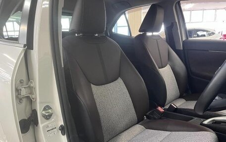 Toyota Yaris Cross, 2022 год, 1 750 000 рублей, 13 фотография