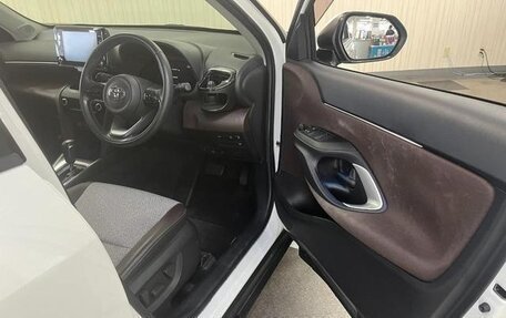 Toyota Yaris Cross, 2022 год, 1 750 000 рублей, 19 фотография