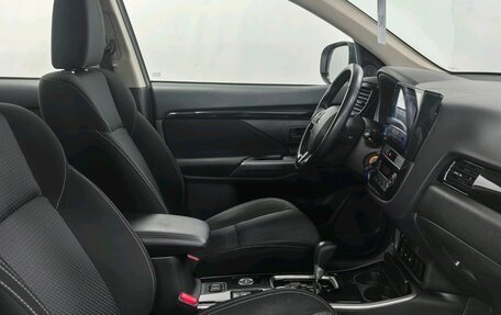 Mitsubishi Outlander III рестайлинг 3, 2019 год, 1 950 000 рублей, 21 фотография