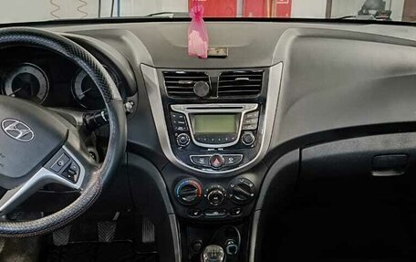 Hyundai Solaris II рестайлинг, 2013 год, 805 000 рублей, 8 фотография