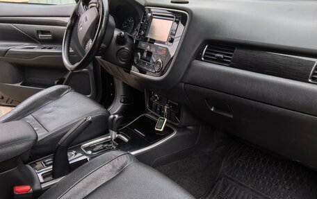 Mitsubishi Outlander III рестайлинг 3, 2017 год, 1 699 000 рублей, 2 фотография