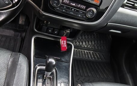 Mitsubishi Outlander III рестайлинг 3, 2017 год, 1 699 000 рублей, 10 фотография