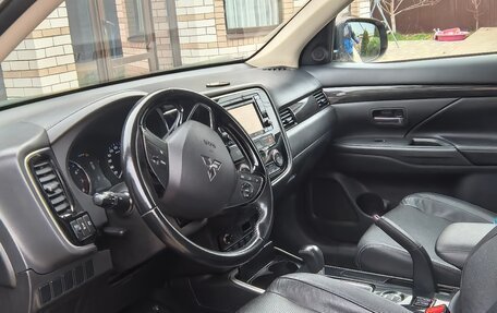 Mitsubishi Outlander III рестайлинг 3, 2017 год, 1 699 000 рублей, 13 фотография