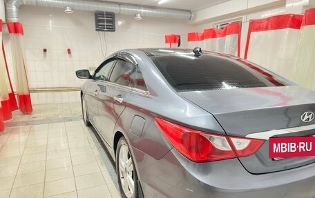 Hyundai Sonata VI, 2011 год, 900 000 рублей, 21 фотография