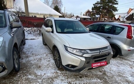 Mitsubishi Outlander III рестайлинг 3, 2019 год, 2 050 000 рублей, 2 фотография