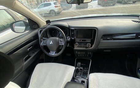 Mitsubishi Outlander III рестайлинг 3, 2019 год, 2 050 000 рублей, 8 фотография