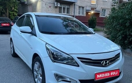 Hyundai Solaris II рестайлинг, 2015 год, 900 000 рублей, 1 фотография