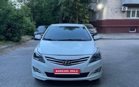 Hyundai Solaris II рестайлинг, 2015 год, 900 000 рублей, 2 фотография