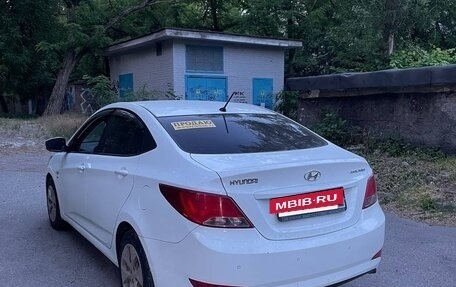 Hyundai Solaris II рестайлинг, 2015 год, 900 000 рублей, 3 фотография