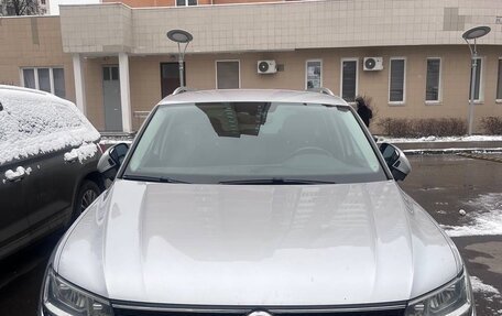 Volkswagen Tiguan II, 2018 год, 2 400 000 рублей, 1 фотография