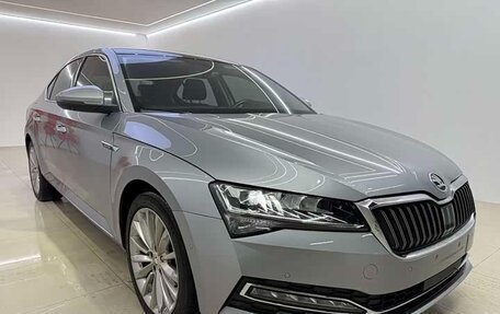 Skoda Superb III рестайлинг, 2021 год, 2 280 000 рублей, 1 фотография