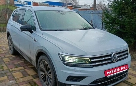 Volkswagen Tiguan II, 2018 год, 2 600 000 рублей, 2 фотография