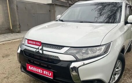 Mitsubishi Outlander III рестайлинг 3, 2016 год, 1 750 000 рублей, 1 фотография
