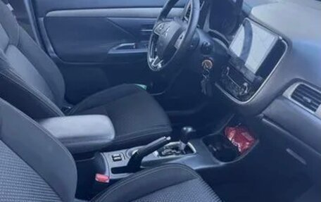 Mitsubishi Outlander III рестайлинг 3, 2016 год, 1 750 000 рублей, 4 фотография