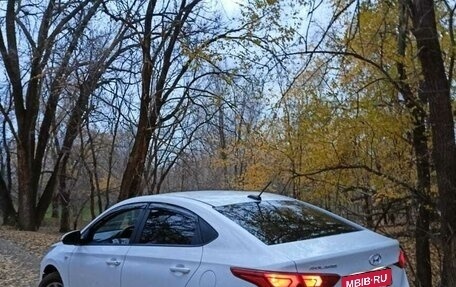 Hyundai Solaris II рестайлинг, 2021 год, 1 370 000 рублей, 2 фотография