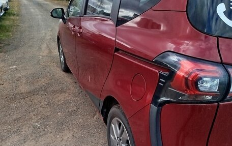 Toyota Sienta II, 2021 год, 1 650 000 рублей, 10 фотография