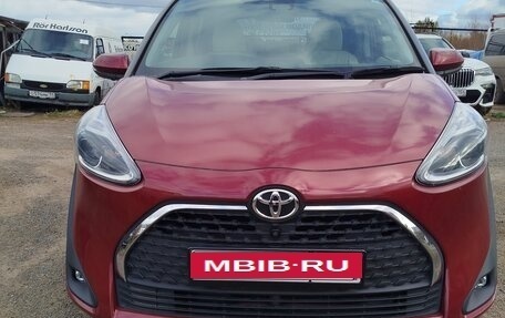 Toyota Sienta II, 2021 год, 1 650 000 рублей, 12 фотография