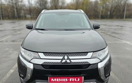 Mitsubishi Outlander III рестайлинг 3, 2019 год, 2 500 000 рублей, 1 фотография