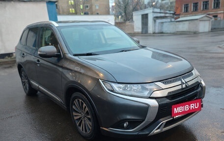 Mitsubishi Outlander III рестайлинг 3, 2019 год, 2 500 000 рублей, 3 фотография
