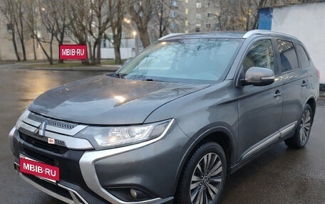 Mitsubishi Outlander III рестайлинг 3, 2019 год, 2 500 000 рублей, 2 фотография