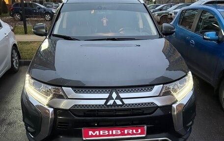 Mitsubishi Outlander III рестайлинг 3, 2018 год, 2 500 000 рублей, 1 фотография