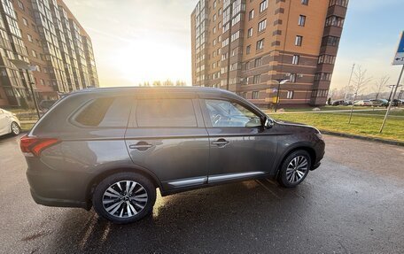 Mitsubishi Outlander III рестайлинг 3, 2018 год, 2 500 000 рублей, 2 фотография
