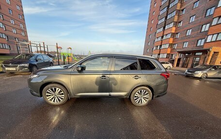 Mitsubishi Outlander III рестайлинг 3, 2018 год, 2 500 000 рублей, 3 фотография