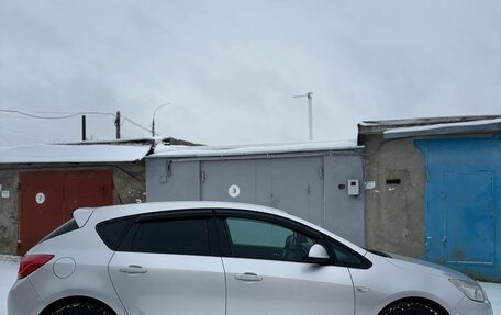 Opel Astra J, 2011 год, 530 000 рублей, 2 фотография