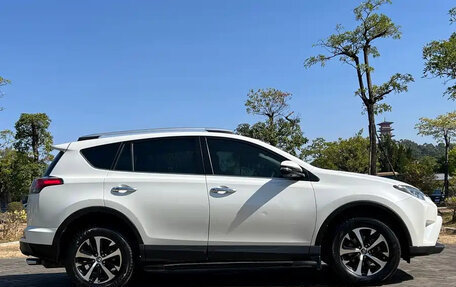 Toyota RAV4, 2019 год, 2 200 000 рублей, 4 фотография