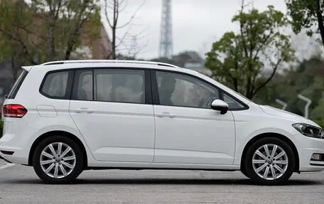 Volkswagen Touran III, 2022 год, 1 732 002 рублей, 2 фотография