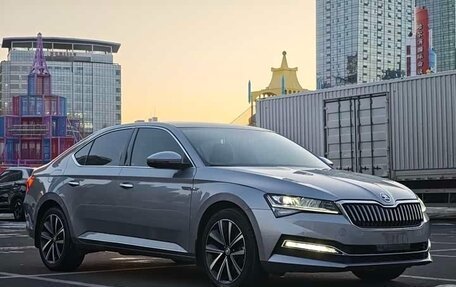 Skoda Superb III рестайлинг, 2022 год, 1 850 520 рублей, 2 фотография