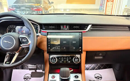 Jaguar F-Pace, 2023 год, 5 779 000 рублей, 13 фотография