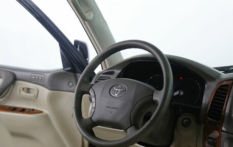 Toyota Land Cruiser 100 рестайлинг 2, 2004 год, 2 195 000 рублей, 8 фотография