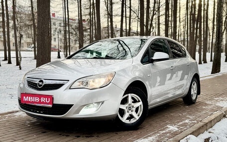 Opel Astra J, 2011 год, 599 000 рублей, 1 фотография